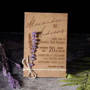 Personalisierte Hochzeitseinladungen aus Holz - Rustikale Lavendelhochzeit mit Juteseil & Kraftpapier-Umschlag - Einzigartige Holzeinladung