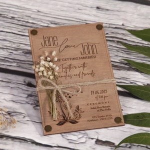Inviti di nozze rustici in legno - incisi personalizzati con juta, rivetti in metallo e fiori di gypsophila - buste kraft gratuite