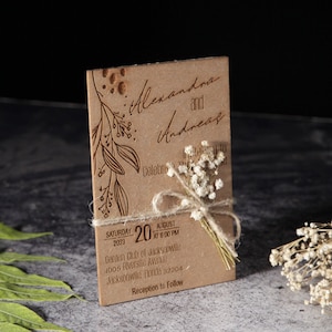 Rustikale florale Hochzeitseinladung aus Holz - Lasergravierte Karte aus Birkenholz mit Gypsophila Blumen – Personalisierbar für elegante Hochzeiten