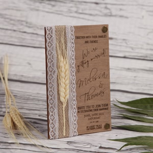 Faire-part de mariage en bois avec accessoires en blé véritable, faire-part de mariage d'automne rustique - avec accessoires en blé et toile de jute