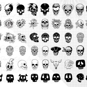 Op de afbeelding: Een verzameling van 48 zwart-witte schedel-illustraties. De schedels zijn in verschillende stijlen, waaronder traditioneel, suikerschedel en geometrisch. Sommige schedels hebben ingewikkelde ontwerpen, terwijl andere eenvoudig en minimalistisch zijn.