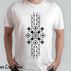 K&ouml;nnte beinhalten: Ein wei&szlig;es T-Shirt mit einem schwarzen geometrischen Design aus Dreiecken und Quadraten. Das Design ist mittig auf dem Shirt platziert und erstreckt sich vom Kragen bis zum Saum.