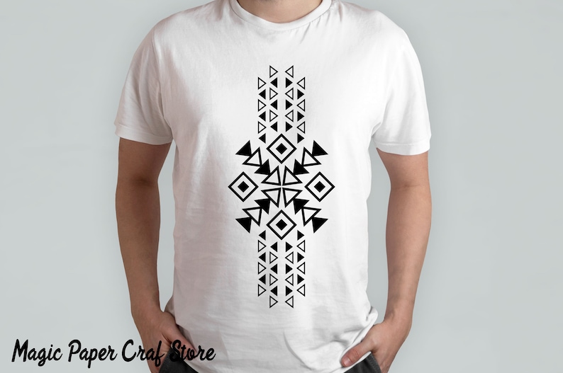 K&ouml;nnte beinhalten: Ein wei&szlig;es T-Shirt mit einem schwarzen geometrischen Design aus Dreiecken und Quadraten. Das Design ist mittig auf dem Shirt platziert und erstreckt sich vom Kragen bis zum Saum.