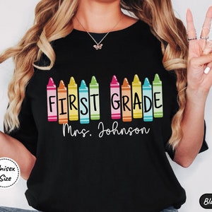 Camiseta con el nombre del maestro de primer grado • Camiseta personalizada con letras de crayón • Camiseta del equipo educativo • Camiseta personalizada de regreso a clases • Colores cómodos