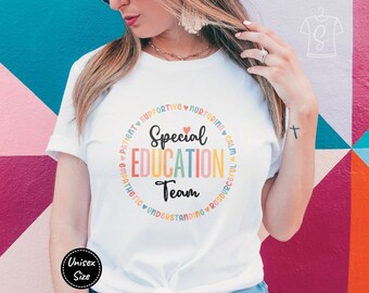 Może przedstawiać: Biała koszulka z kolorowym kołem z napisem "Special Education Team" i słowami takimi jak "wyrozumiały", "wspierający", "opiekuńczy", "spokojny", "ten", "zasób", "rozumienie" i "empatyczny" wokół koła.