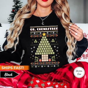 Felpa natalizia Oh Chemistree • Maglione brutto • Maglietta per insegnanti di scienze • Girocollo con tavola periodica • Regalo per ingegnere chimico o tecnico di laboratorio