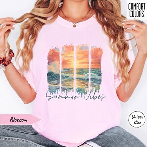 Camiseta de verano con atardecer • Camiseta con ambiente playero • Camiseta con colores cómodos • Camiseta de vacaciones de verano • Camiseta de viaje de chicas a juego • Camiseta con vida en el lago • Regalo para maestros imagen 4
