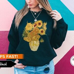 Puede incluir: Sudadera negra con un estampado gráfico de un jarrón de girasoles. El texto "SHIPS FAST!" está impreso en la esquina superior izquierda de la imagen. El texto "Black" está impreso en la esquina inferior izquierda de la imagen. El texto "Unisex Size" está impreso en la esquina inferior derecha de la imagen.