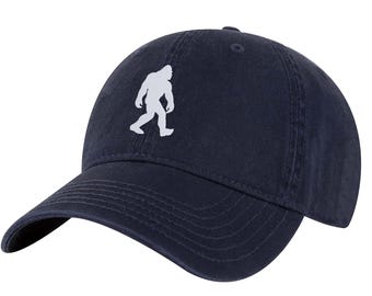 Bigfoot Sasquatch geborduurde pet voor papa | Verstelbare baseballpet met cryptide kampeerthema