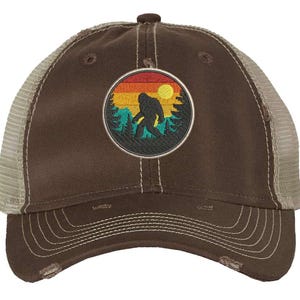 Distressed Bigfoot Trucker Hat - Geborduurde Sasquatch-pet voor wandelaars en buitenmensen