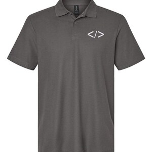 Polohemd mit gesticktem Programmierersymbol | Minimalistisches Coder-Kragenhemd