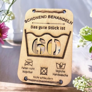 Geldgeschenk zum 60. Geburtstag | Witzige Holzkarte mit Pflegehinweisen | Geschenkidee | Originelle Verpackung für Geldscheine