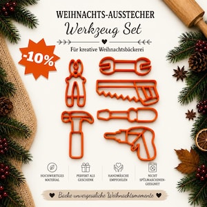 Könnte beinhalten: Ein Set aus sechs orangefarbenen Kunststoff-Ausstechformen in Form verschiedener Handwerkzeuge, darunter eine Zange, ein Schraubenschlüssel, eine Säge, ein Hammer, ein Schraubendreher und eine Bohrmaschine. Mit Text WEIHNACHTS-AUSSTECHER und Werkzeug Set.
