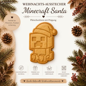 Op de afbeelding: Een lichtbruine koekjesvorm in de vorm van een blokkerig Minecraft-personage met een kerstmuts. Het ontwerp bevat reliëfdetails voor het gezicht en de muts. Tekst op de afbeelding bevat WEIHNACHTS-AUSSTECHER, Minecraft Santa en Plätzchenform mit Prägung.