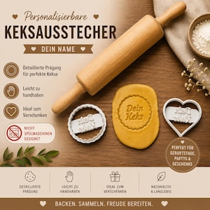 Könnte beinhalten: Ein hölzernes Nudelholz, zwei weiße Kunststoff-Ausstechformen und ein Stück gelber Teig mit eingeprägtem Motiv. Der Text auf dem Bild enthält "Personalisierbare KEKSAUSSTECHER", "DEIN NAME", "Dein Keks" und "NICHT SPÜLMASCHINEN GEEIGNET".