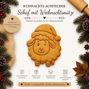 Könnte beinhalten: Ein hellbrauner Keks in Form eines Schafes mit Weihnachtsmütze. Der Keks zeigt geprägte Details des Schafgesichts, der Wolle und der Mütze. Der Text auf dem Bild umfasst WEIHNACHTS-AUSSTECHER, Schaf mit Weihnachtsmütze und verschiedene Symbole.