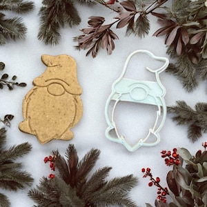 Cortador de galletas de gnomo | Cortador de galletas de gnomo con relieve | Molde para hornear galletas navideñas | Sello de galletas de invierno | Regalo para los amantes de las galletas