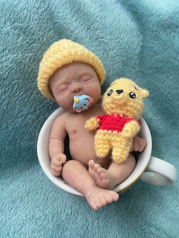 Bebé mini de silicona. silicona. bebé para jugar. bebé que se puede bañar.  bebé renacido. bebé reborn. mini bebé con ropa de crochet. arte -   México