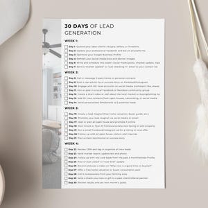 K&ouml;nnte beinhalten: Eine gedruckte Liste mit dem Titel "30 Days of Lead Generation" im Checklistenformat. Die Liste ist in vier Wochen unterteilt, jede mit einer Reihe von Aufgaben zur Lead-Generierung im Immobilienbereich, wie z. B. Social-Media-Engagement und Kundenansprache.