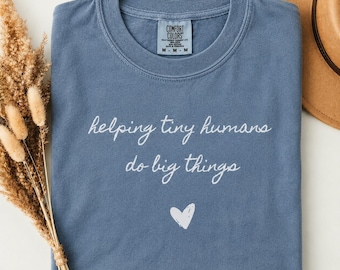 Kleine mensen helpen grote dingen te doen T-shirt, aangepast leraarscadeau, grappig leraarsshirt, terug naar schoolkleding, shirt voor kleuteronderwijzer