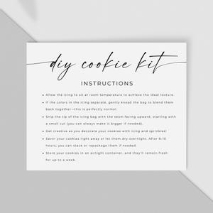 Könnte beinhalten: Eine weiße Karte mit schwarzem Text, der "diy cookie kit" und "INSTRUCTIONS" lautet. Die Anweisungen beinhalten Schritte zum Dekorieren von Keksen, wie z. B. das Auftauen des Zuckers, das Kneten des Zuckersacks und das Aufbewahren der Kekse in einem luftdichten Behälter.