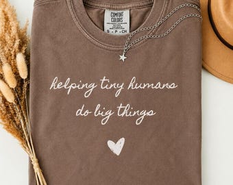 Comfort Colors® helpt kleine mensen grote dingen te doen T-shirt, aangepast leraarscadeau, grappig leraarsshirt, terug naar schoolkleding, onderwijzershirt