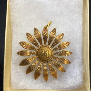 Daisy Flower AA Pendant