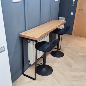 Hoge bartafel met rechthoekige metalen poten. Hoogte 110 cm. Live Edge houten console