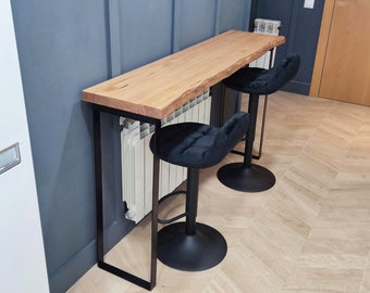 Hoge bartafel met rechthoekige metalen poten. Hoogte 110 cm. Houten console met natuurlijke rand.