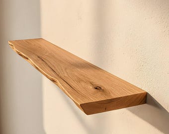 Zwevende eikenhouten planken met een natuurlijke rand, decoratieve planken van massief hout met verborgen beugels, rustieke planken met een natuurlijke rand.