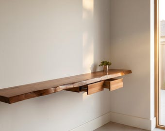 Zwevende houten consoletafel met lades