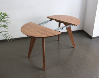 Ronde uitschuifbare tafel van massief hout. Uitschuifbare eettafel. Uitschuifbare tafel met Zwitserse rand.