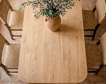 Eettafel van massief eikenhout. Eettafel uit de LUMA-collectie.