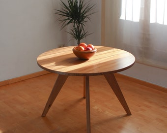 Ronde tafel gemaakt van massief hout
