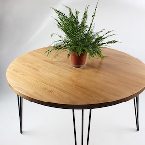 Table ronde en bois massif avec pieds en métal. Table à manger et cuisine. image 4