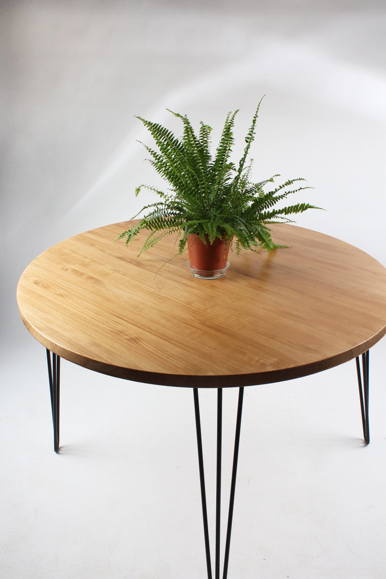 Table ronde en bois massif avec pieds en métal. Table à manger et cuisine. image 4