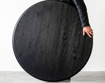 Plateau rond en chêne massif foncé. Plateau de table en bois noir. Table circulaire à bords arrondis. Table en bois brûlé.