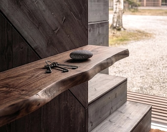 Étagère flottante rustique. Étagère murale en bois brut. Étagère en chêne avec supports dissimulés.