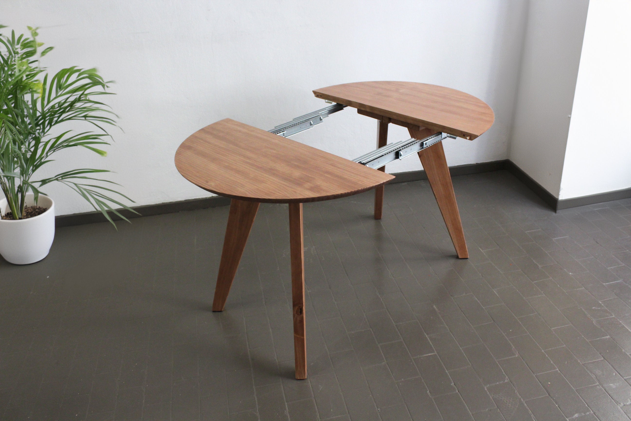 Table ronde extensible en bois massif. Table de salle à manger extensible. Table extensible à bord suisse.