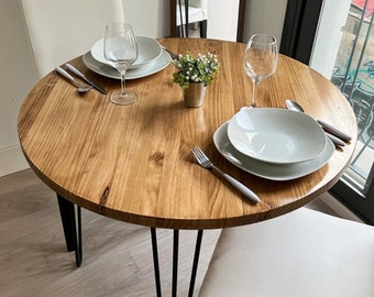 Ronde massief houten tafel met metalen poten. Eettafel. Keukentafel. Haarpinpoten.