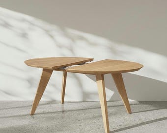 Uitschuifbare ronde tafel van massief eikenhout, uitschuifbare eettafel met diagonale poten.