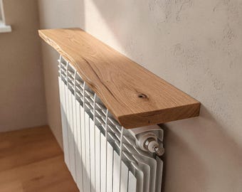 Zwevende radiatorombouwplank, decoratieve plank van massief eikenhout met verborgen beugels, rustieke plank met levendige rand.