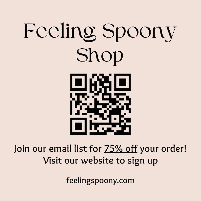 Może przedstawiać: Czarno-biały kod QR z tekstem "Feeling Spoony Shop" nad nim. Pod kodem QR znajduje się tekst "Dołącz do naszej listy e-mailowej, aby otrzymać 75% zniżki na swoje zam&oacute;wienie! Odwiedź naszą stronę internetową, aby się zarejestrować" i adres strony internetowej "feelingspoony.com".
