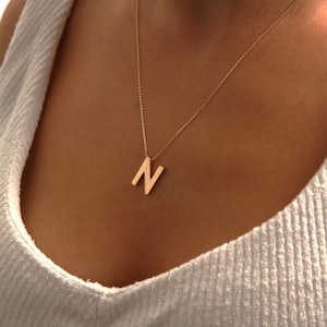 Colgante con inicial de oro de 14 quilates, joyería personalizada con nombre, elegante collar con letras para mujer, para uso diario u ocasiones especiales