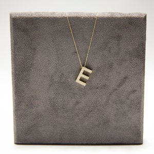Colgante inicial grande y delgado de oro de 14 quilates, collar con nombre personalizado hecho a mano, collar colgante de oro para mujer, perfecto para ocasiones especiales