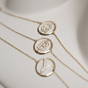 Pulsera con inicial delicada de oro de 14 quilates, pulsera con anillo de oro, pulsera con nombre elegante y sólido, pulsera con letras hecha a mano, joyería de uso diario para ella