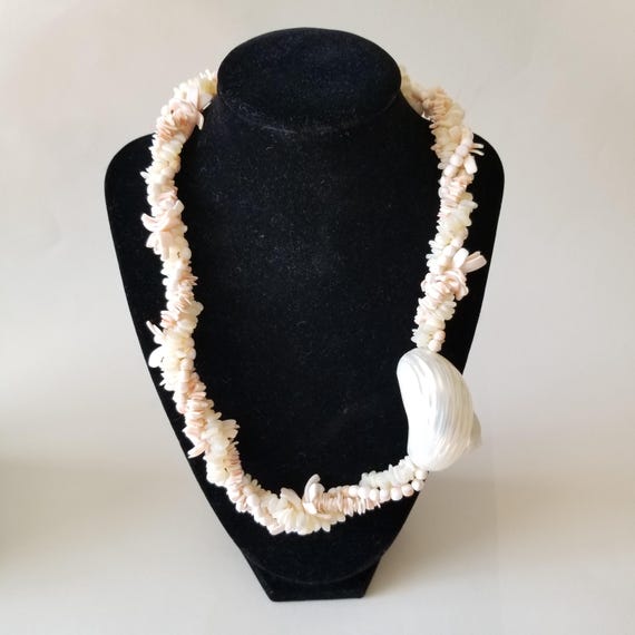 Beautiful Shell Necklace - image 2