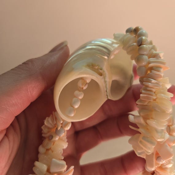Beautiful Shell Necklace - image 9