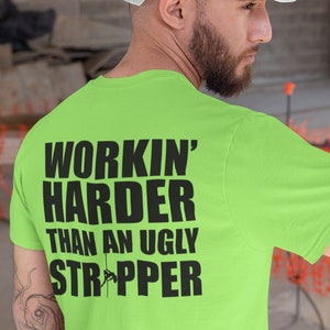 Maglietta Workin Harder Than An Ugly Stripper, bandiera americana, maglietta da lavoro divertente, in palestra, maglietta da palestra divertente, cantieristica ad alta visibilità, colletti blu