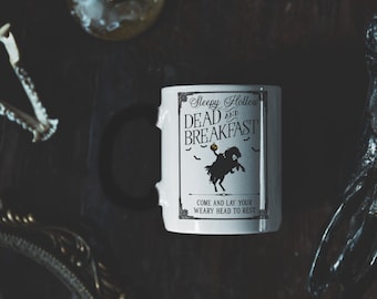 Sleepy Hollow Dead And Breakfast 15 oz. Tasse à café bicolore, Halloween | Décor gothique | Décoration d'intérieur | Cavalier sans tête | macabre | Maison Gothique